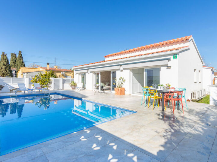 Costa Brava Bliss: 3 Bedroom Villa,1091, Empuriabrava, Spain