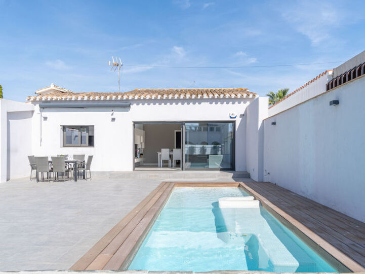 Seaside Retreat: Costa Brava Villa,1094, Empuriabrava, Spain