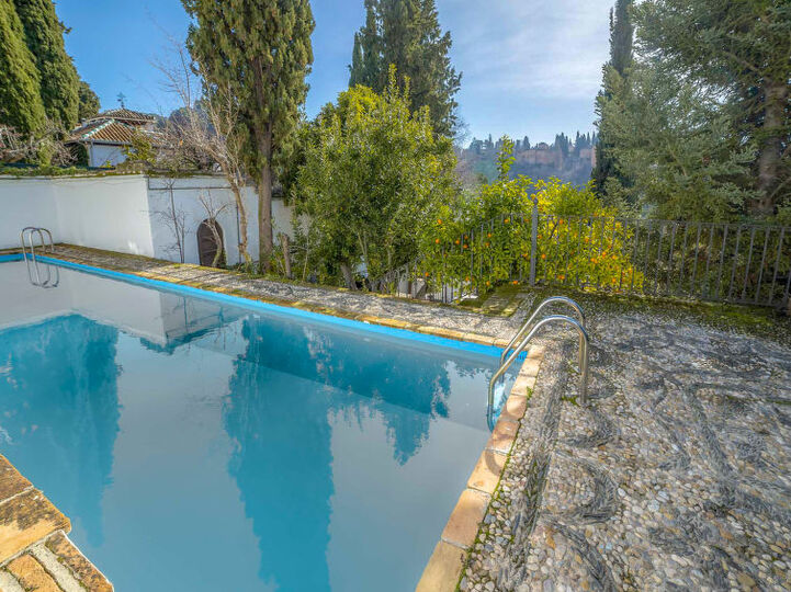 Traditional 4 Bedroom Villa in Granada, 1007