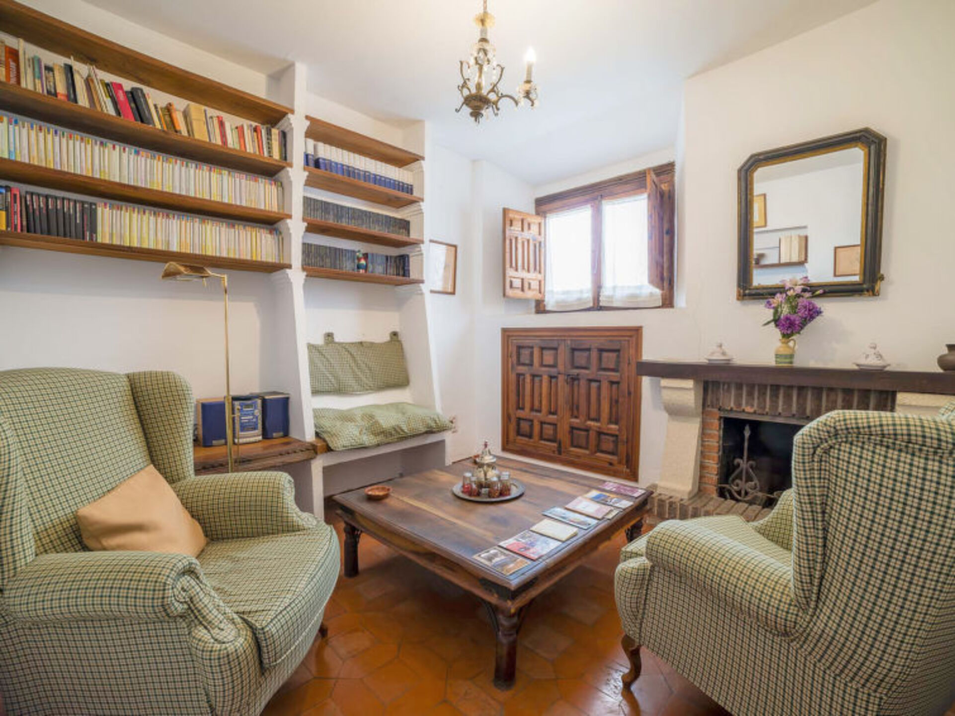 Traditional 4 Bedroom Villa in Granada, 1007
