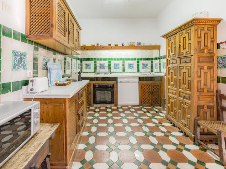 Traditional 4 Bedroom Villa in Granada, 1007