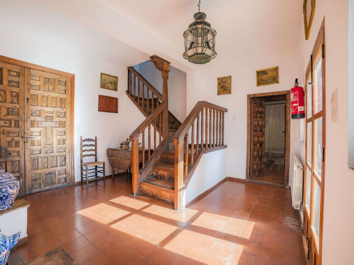 Traditional 4 Bedroom Villa in Granada, 1007