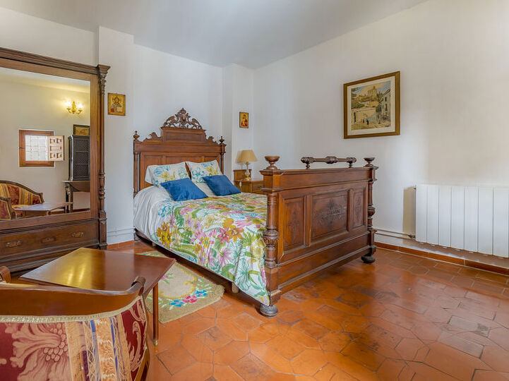 Traditional 4 Bedroom Villa in Granada, 1007