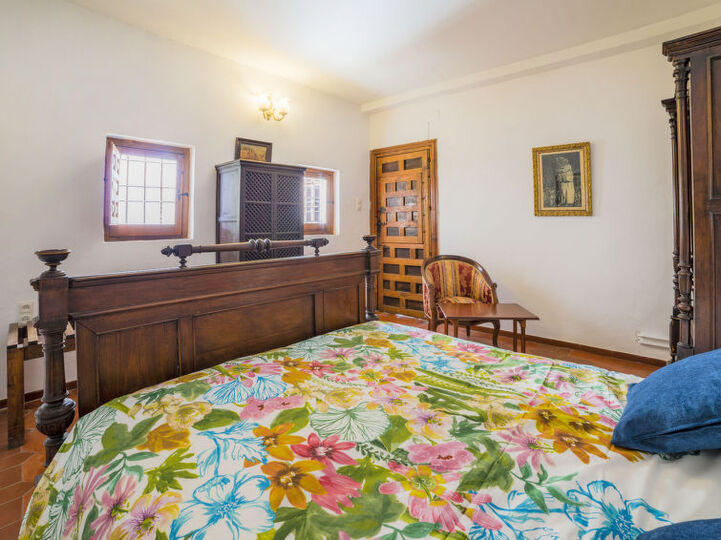 Traditional 4 Bedroom Villa in Granada, 1007