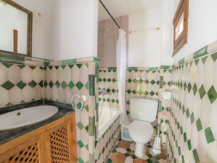 Traditional 4 Bedroom Villa in Granada, 1007