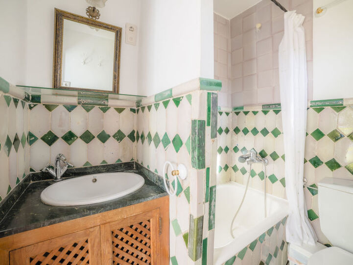 Traditional 4 Bedroom Villa in Granada, 1007