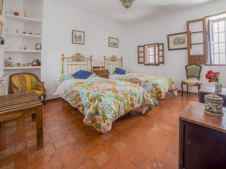 Traditional 4 Bedroom Villa in Granada, 1007