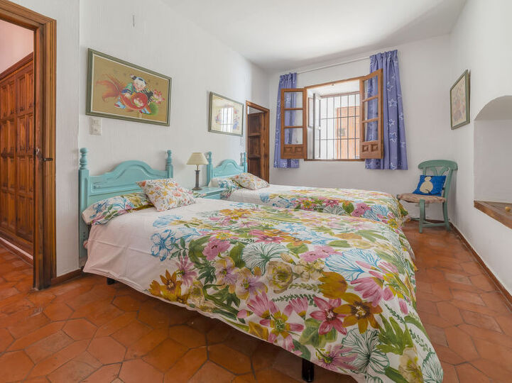 Traditional 4 Bedroom Villa in Granada, 1007