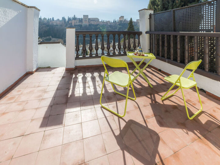 Traditional 4 Bedroom Villa in Granada, 1007