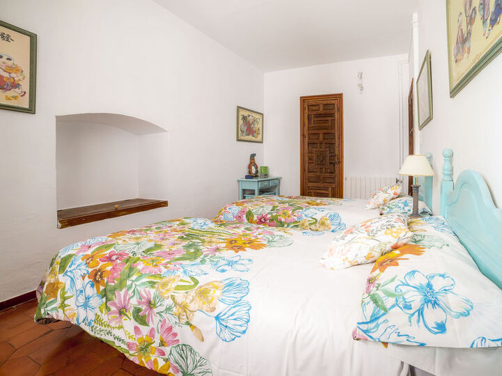 Traditional 4 Bedroom Villa in Granada, 1007