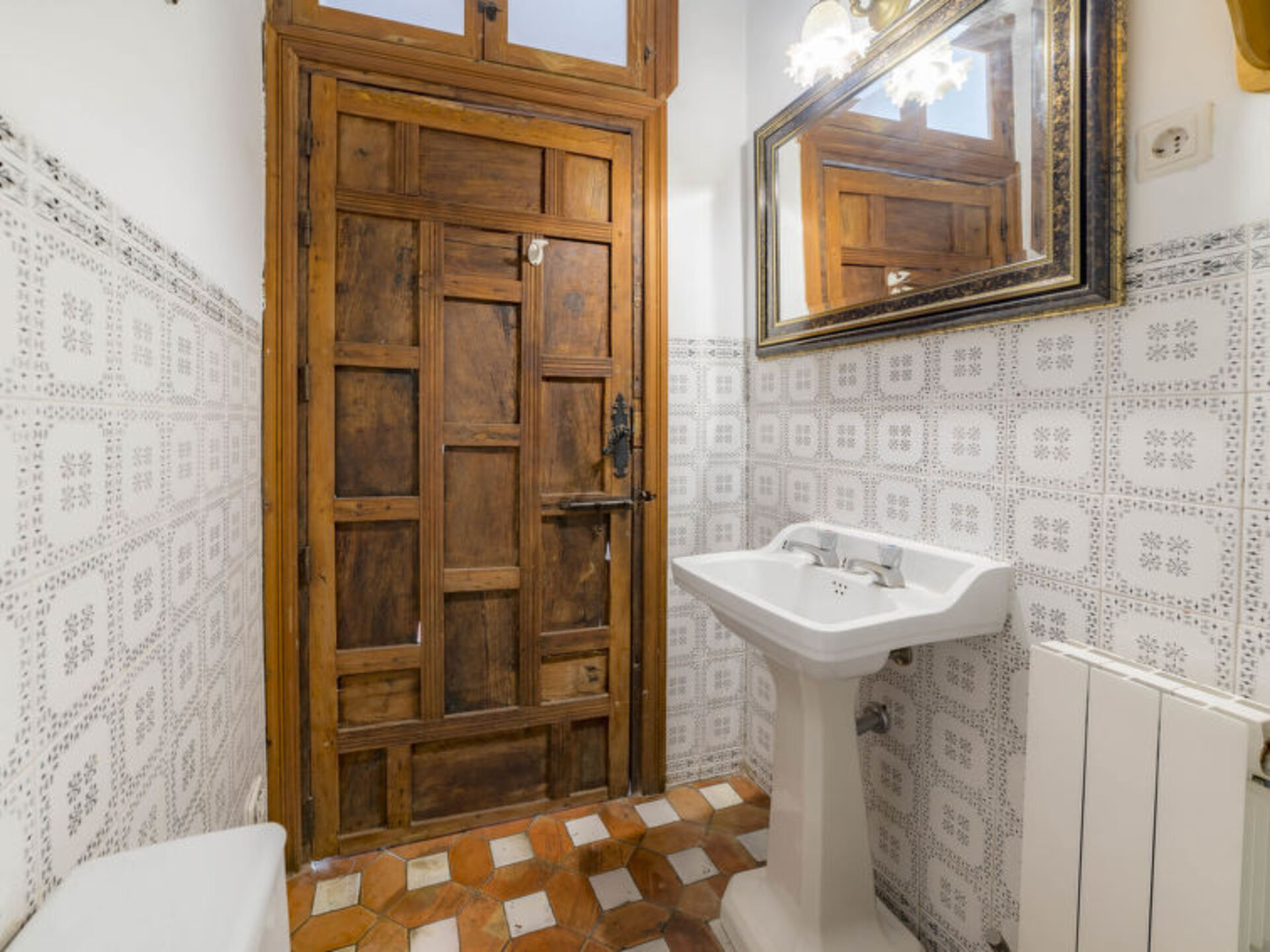 Traditional 4 Bedroom Villa in Granada, 1007