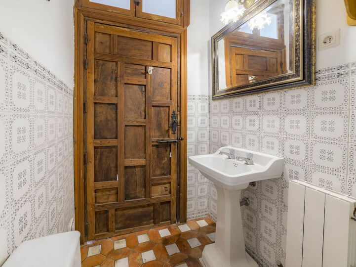 Traditional 4 Bedroom Villa in Granada, 1007