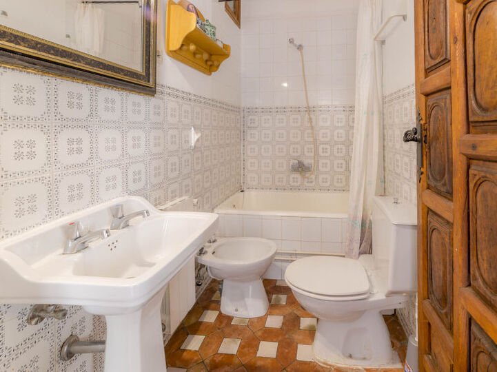Traditional 4 Bedroom Villa in Granada, 1007