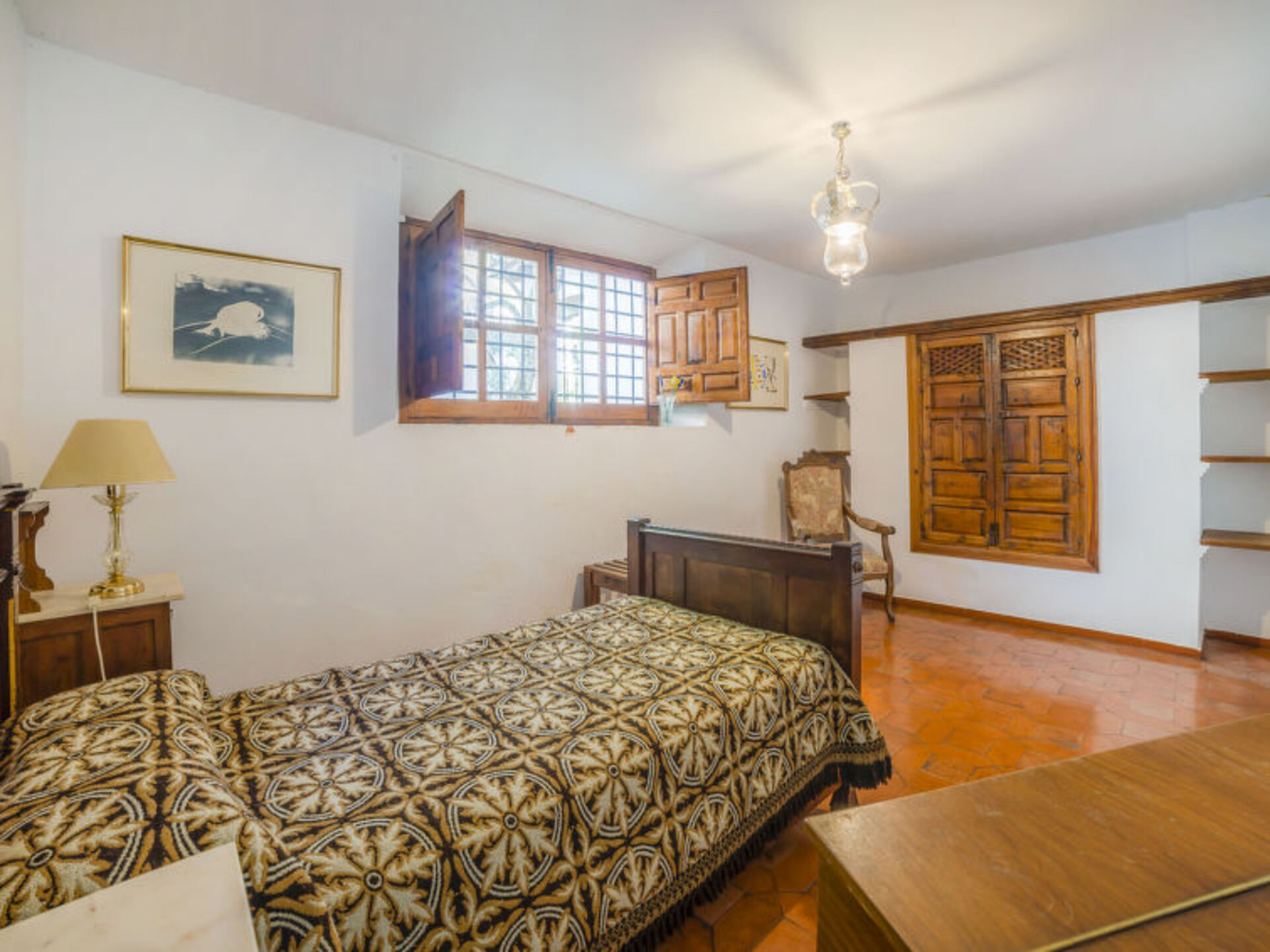 Traditional 4 Bedroom Villa in Granada, 1007