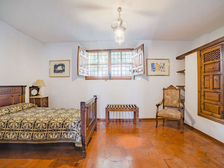 Traditional 4 Bedroom Villa in Granada, 1007