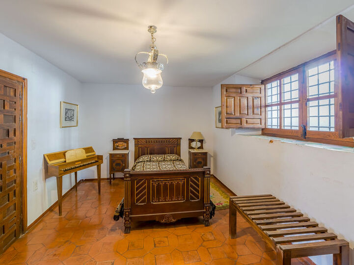 Traditional 4 Bedroom Villa in Granada, 1007
