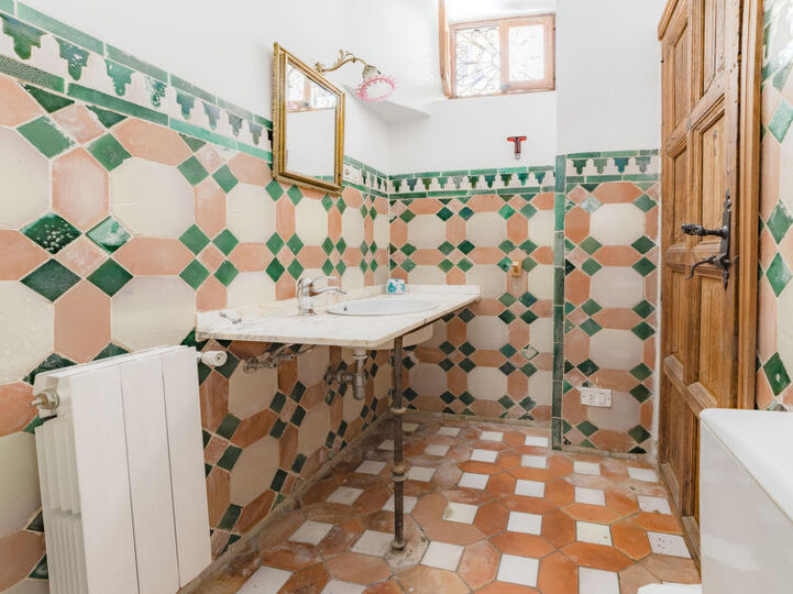 Traditional 4 Bedroom Villa in Granada, 1007