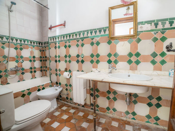 Traditional 4 Bedroom Villa in Granada, 1007
