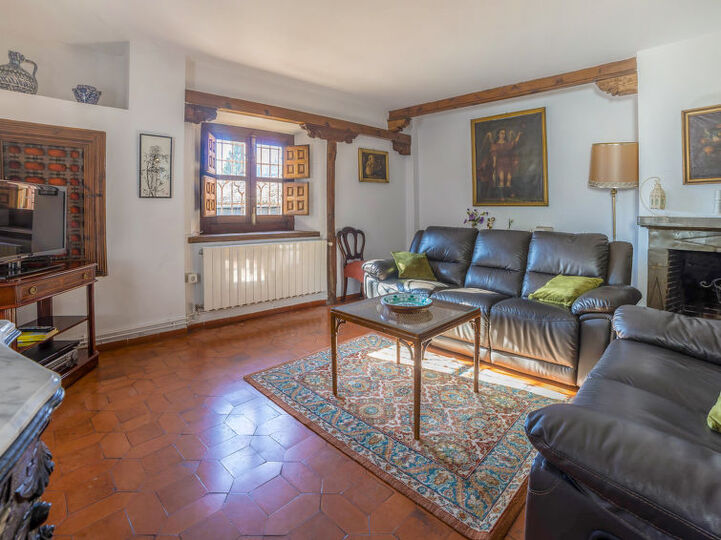 Traditional 4 Bedroom Villa in Granada, 1007