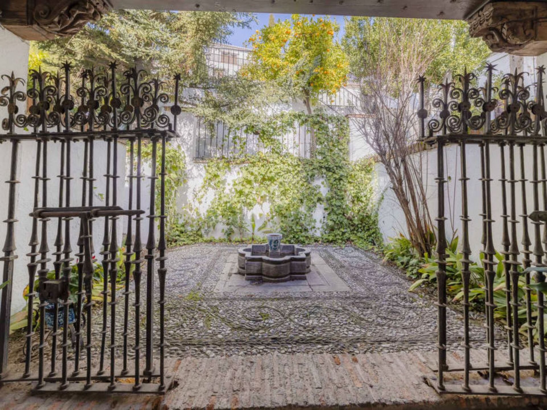 Traditional 4 Bedroom Villa in Granada, 1007