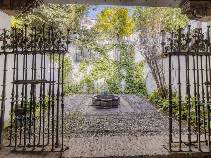Traditional 4 Bedroom Villa in Granada, 1007