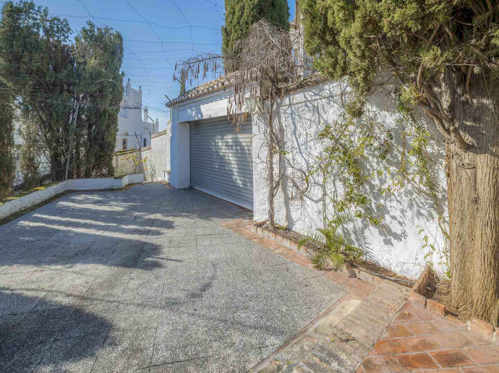 Traditional 4 Bedroom Villa in Granada, 1007
