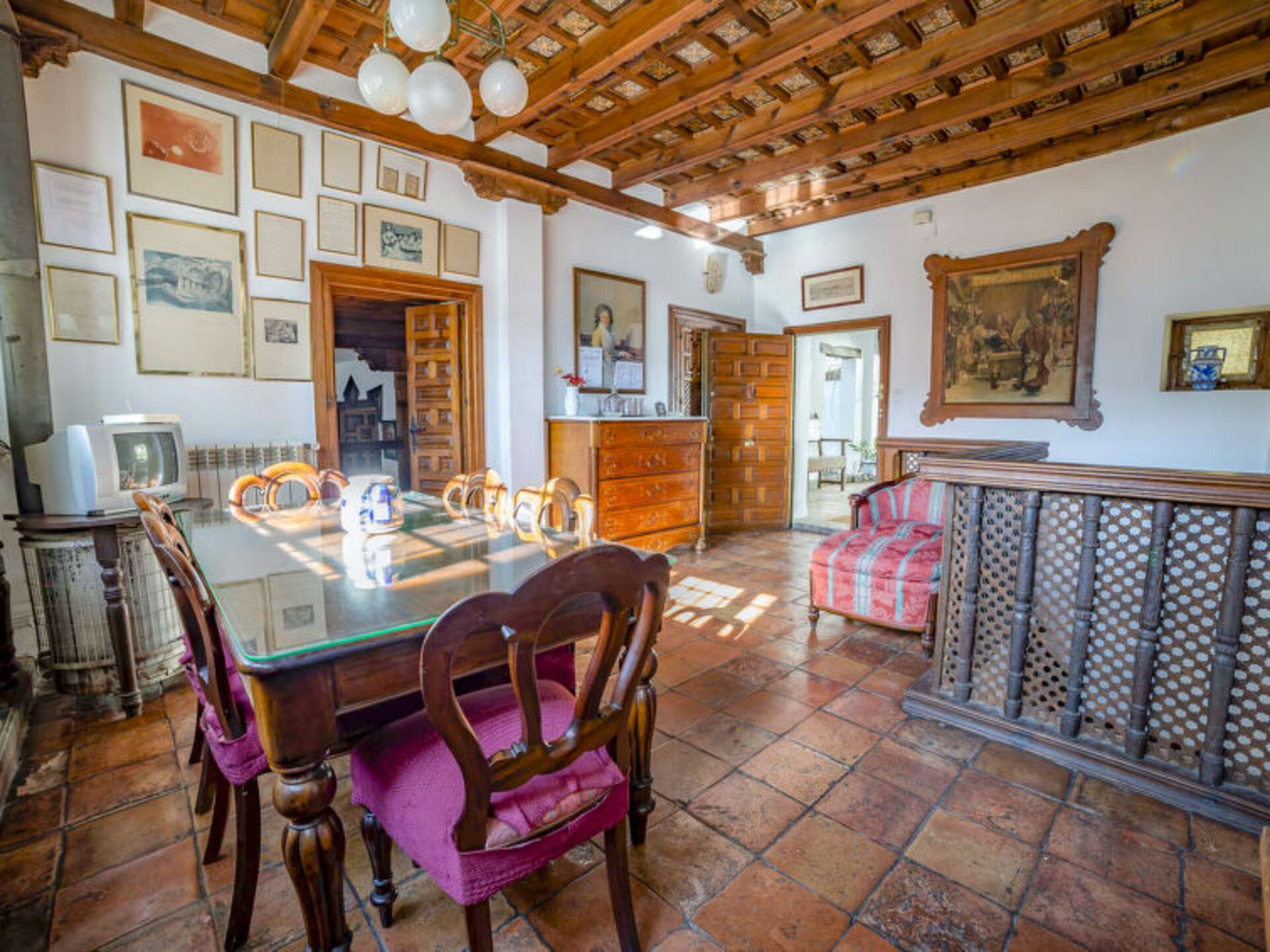 Traditional 4 Bedroom Villa in Granada, 1007