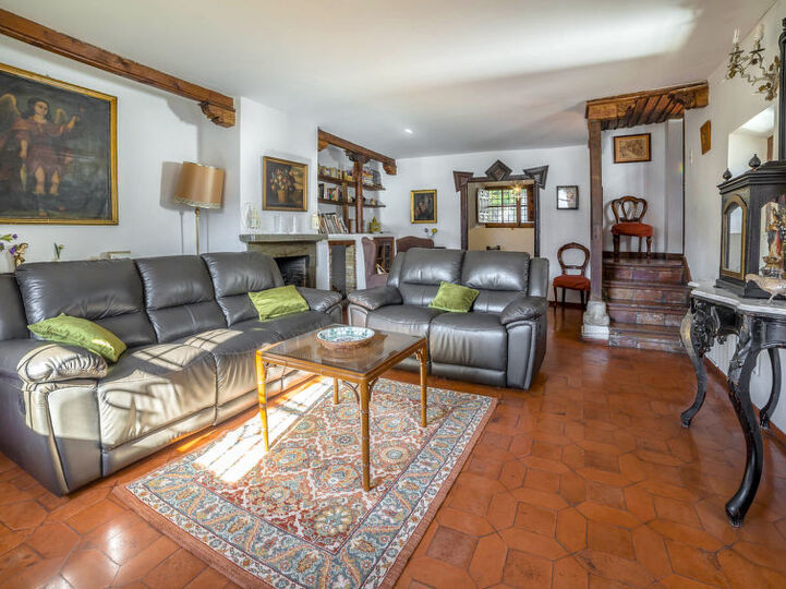 Traditional 4 Bedroom Villa in Granada, 1007