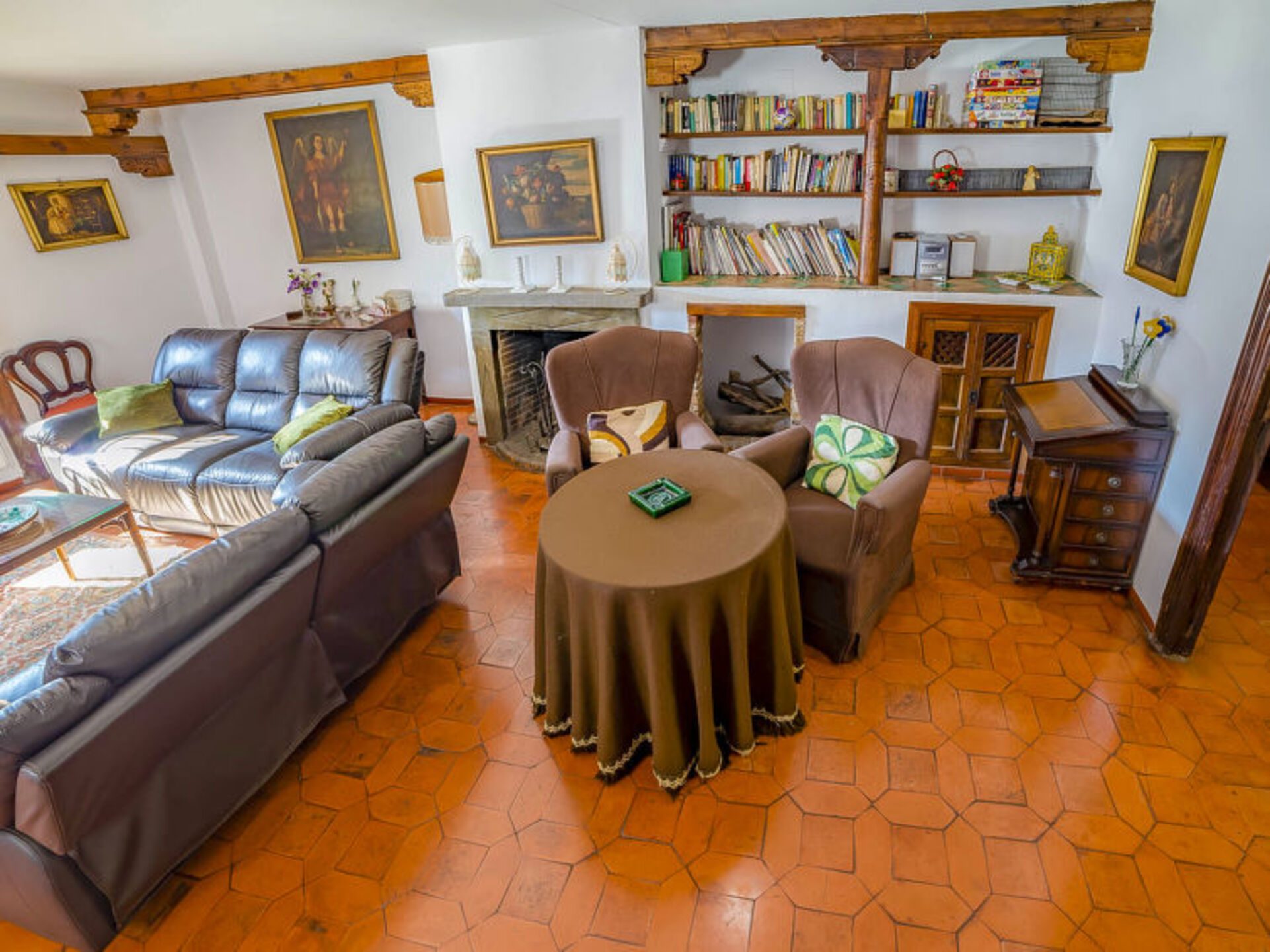 Traditional 4 Bedroom Villa in Granada, 1007