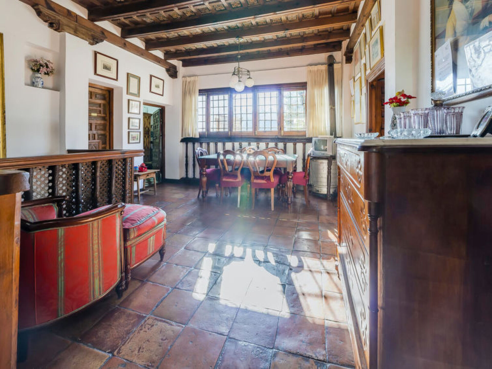 Traditional 4 Bedroom Villa in Granada, 1007