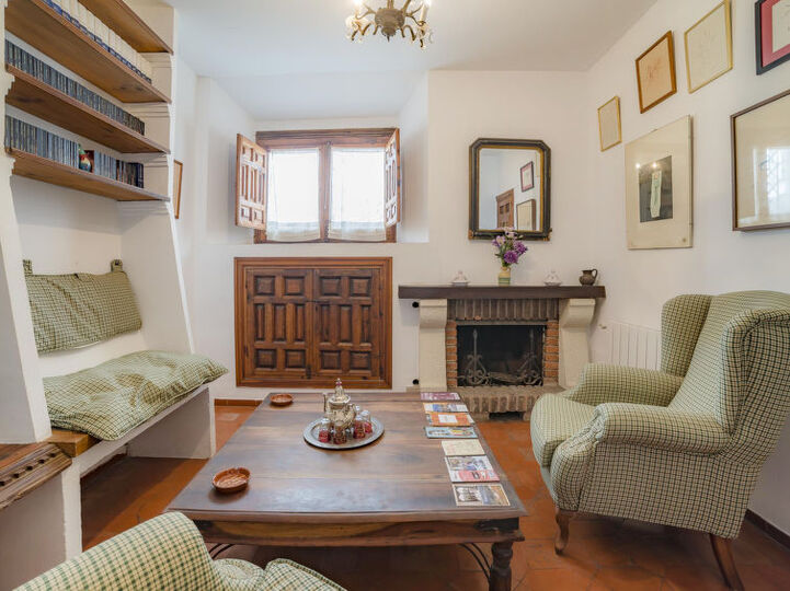 Traditional 4 Bedroom Villa in Granada, 1007