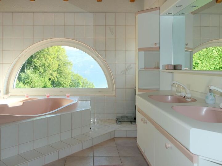 Spiez Dream Home: 5 Bedroom Villa with Pool, 1199