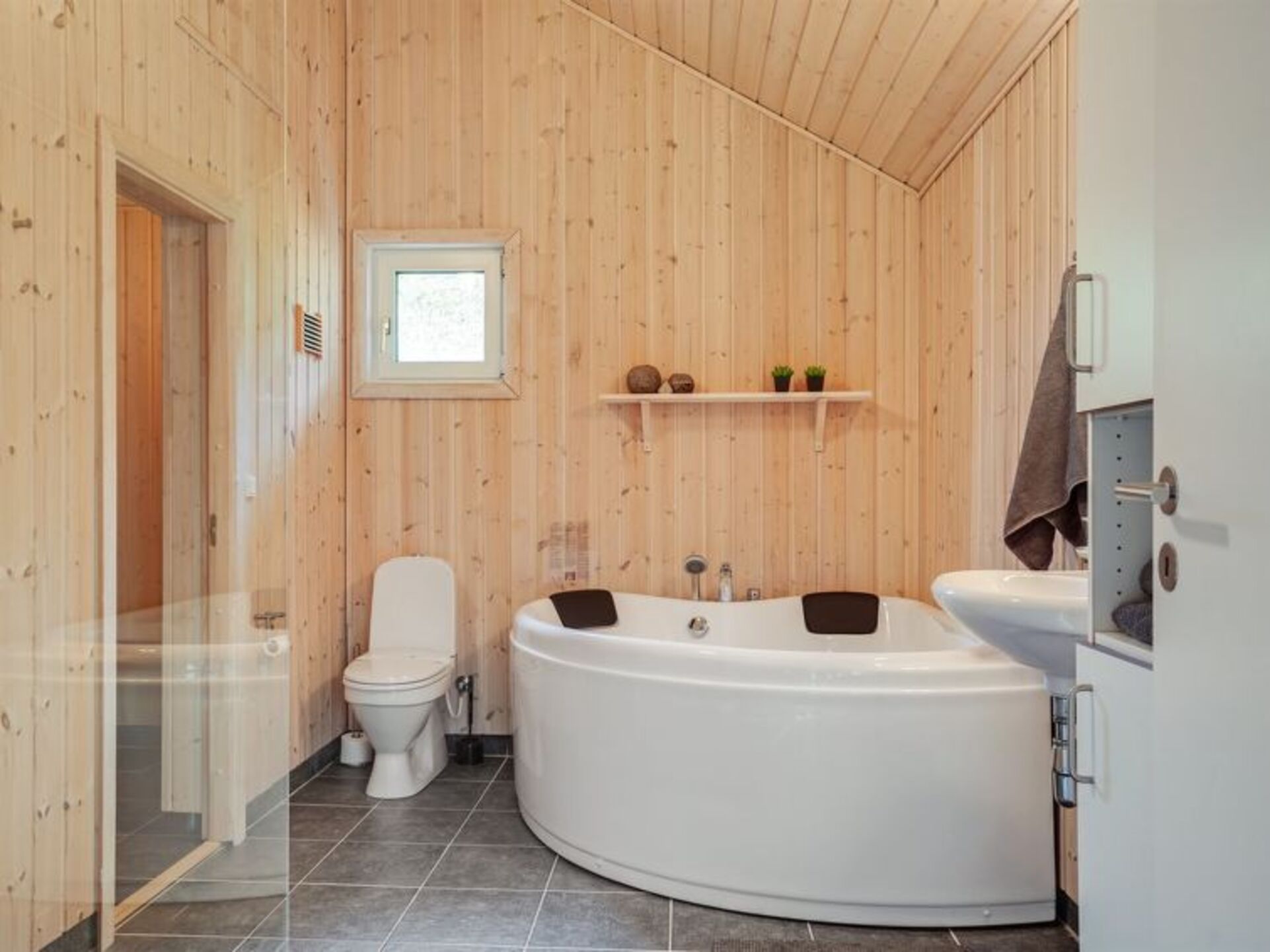 Bathroom / Wellness