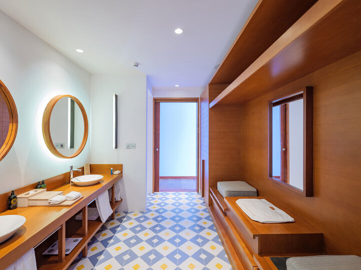 Tranquil Waterside Living: 4 Bedroom Gem,1005