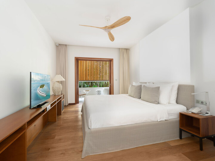 Private Escape in Baa Atoll,1006