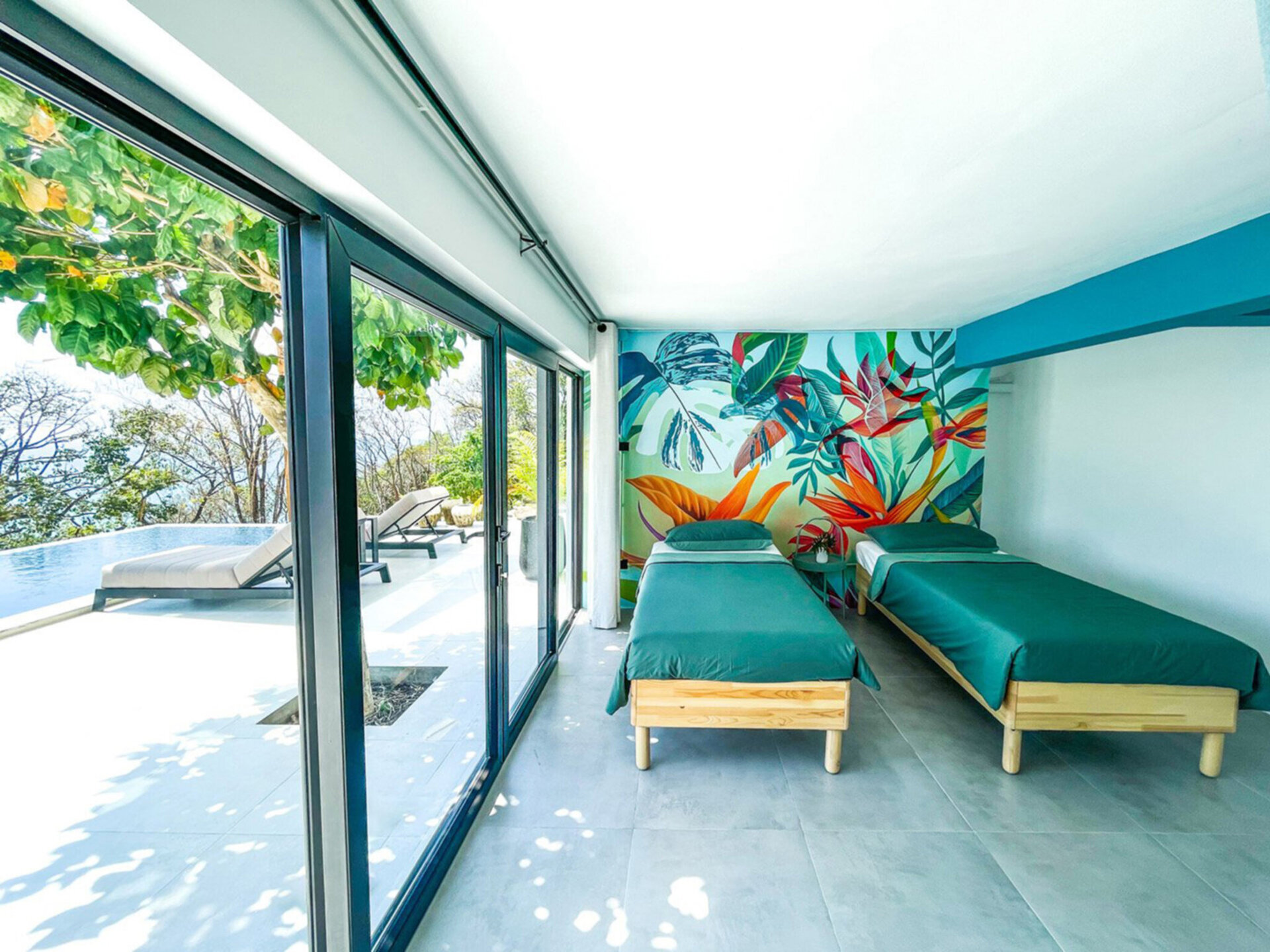 Poolside Room - Roomy