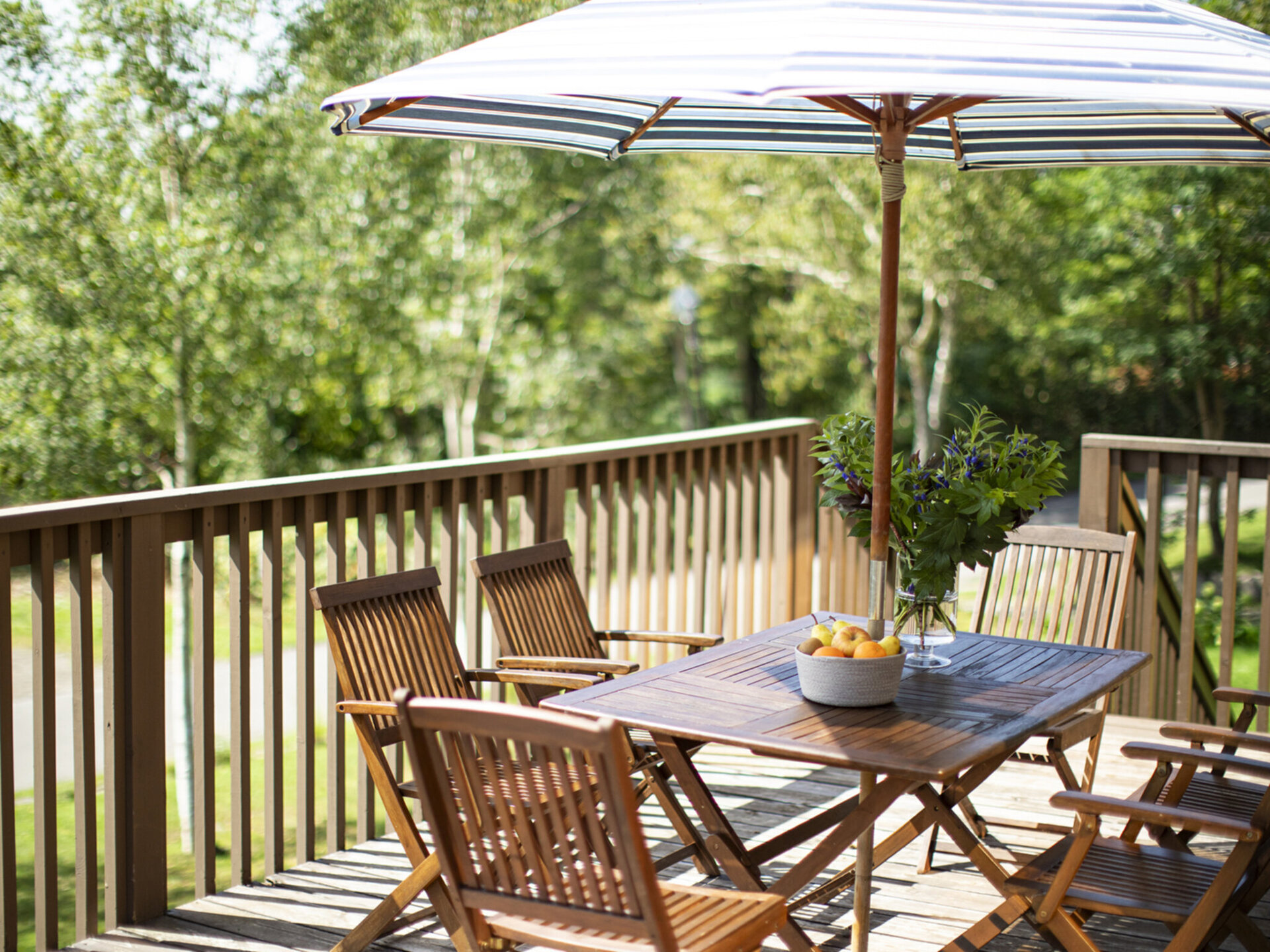 13 Breezy outdoor dining on the deck