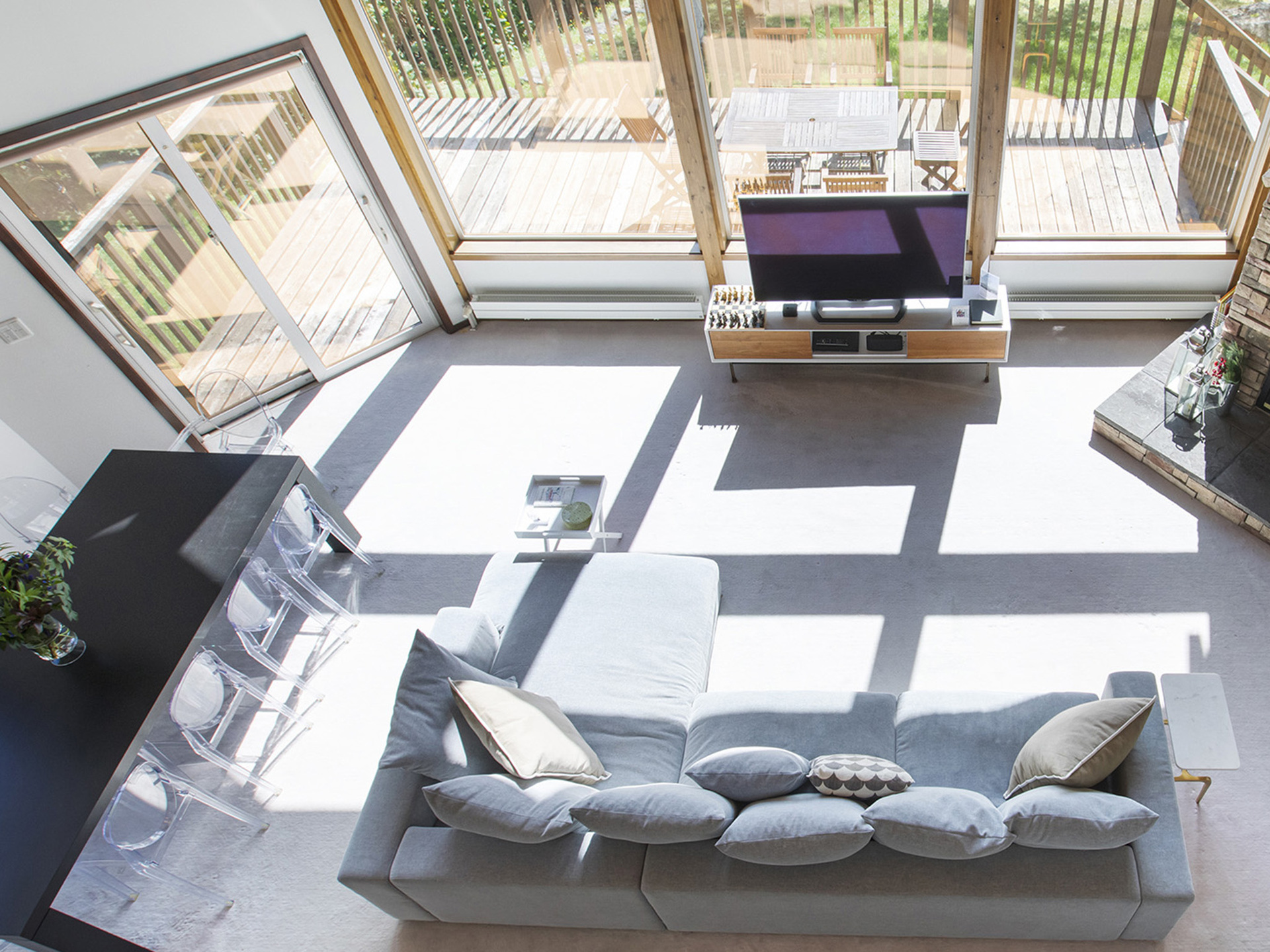 Spacious living and dining area