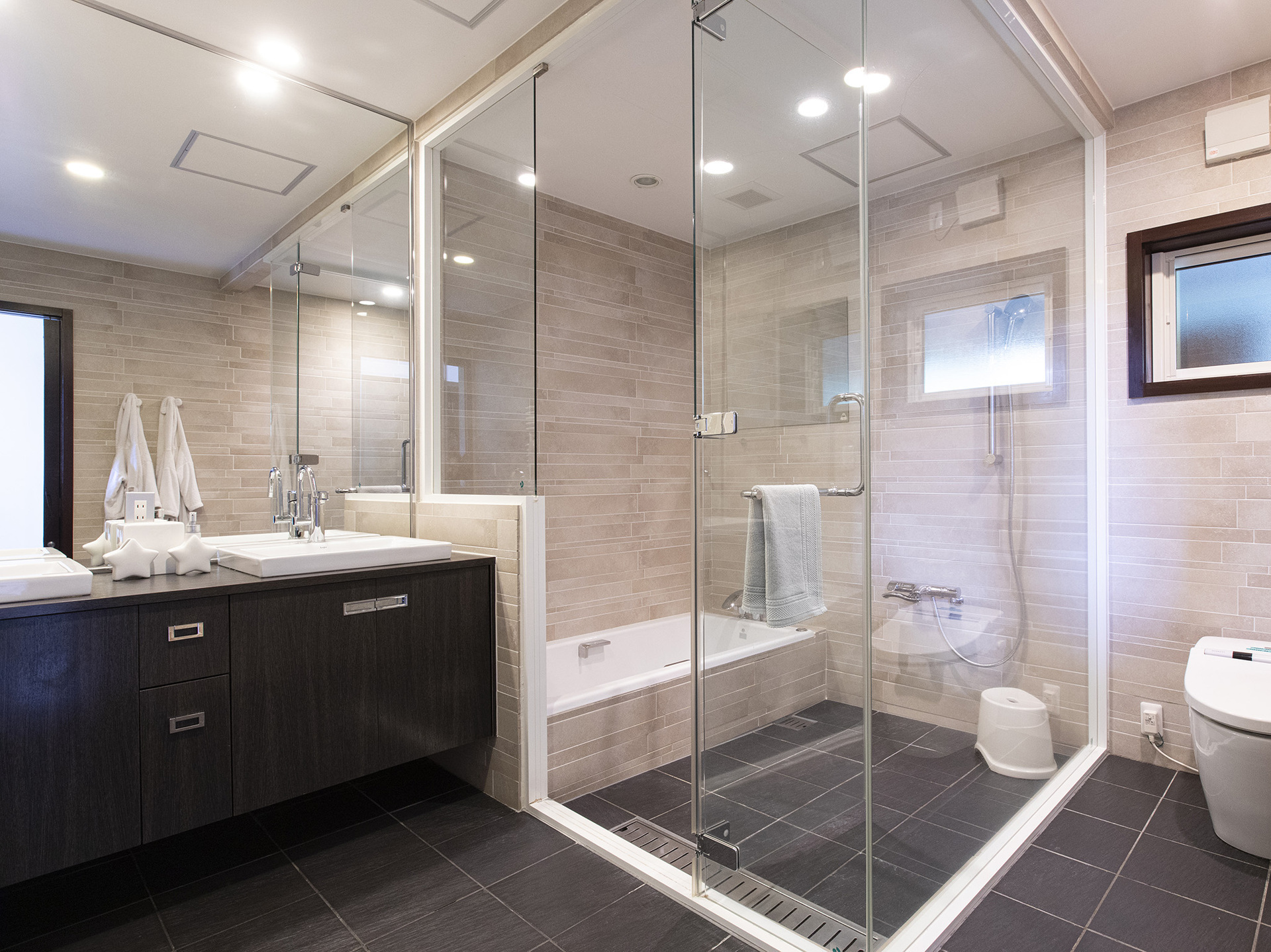 Opulent ensuite master bedroom bathroom