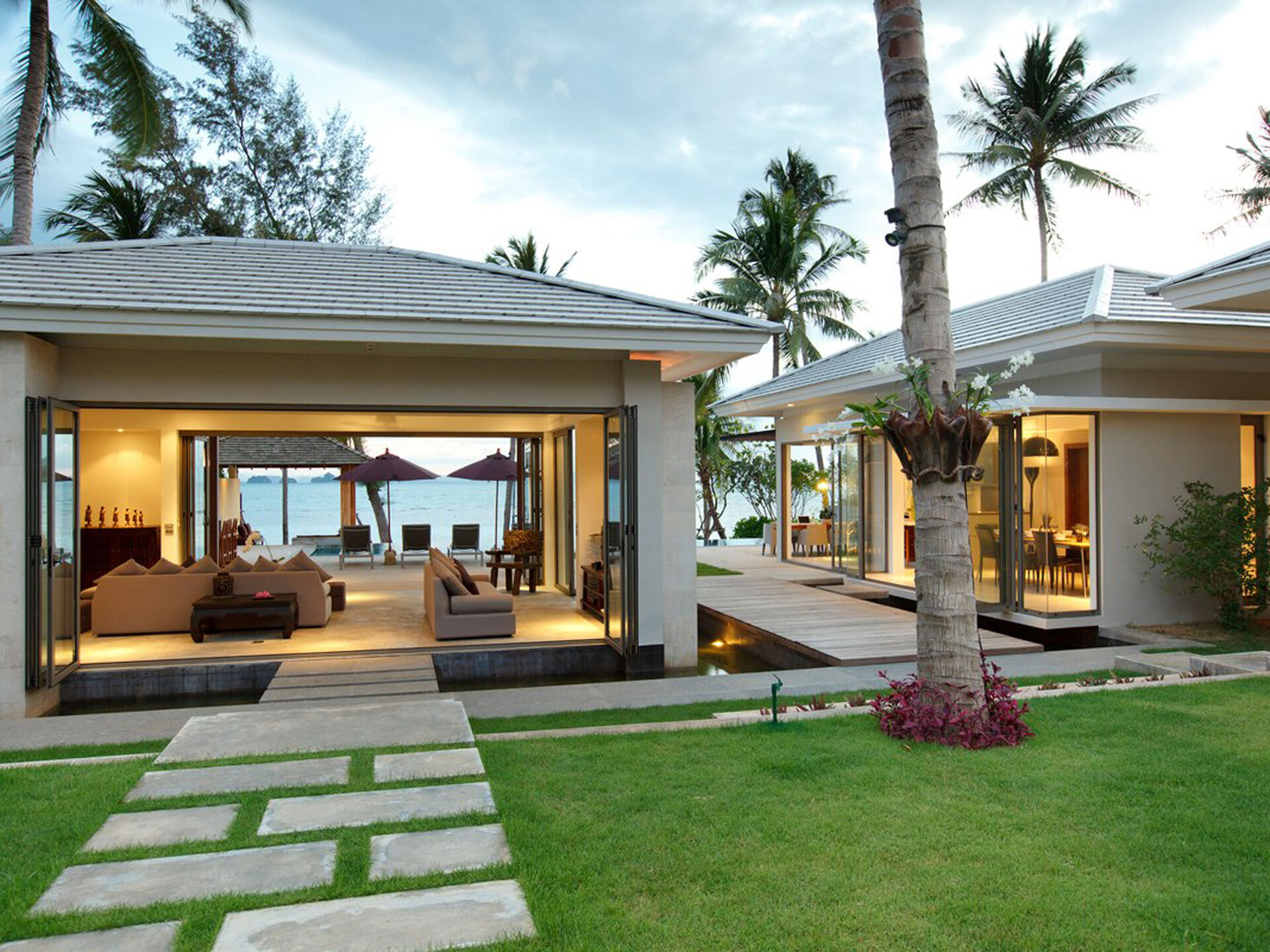 Inasia - Garden passage to the living area