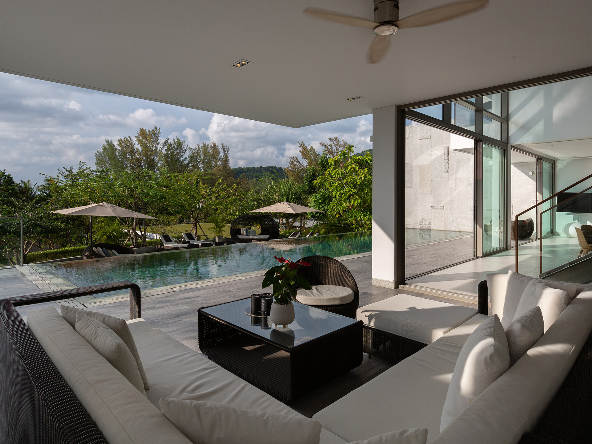 Malaiwana Patio Duplex - Relaxing living area by the pool
