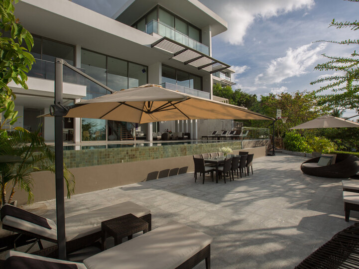 Malaiwana Patio Duplex - Perfect weather to soak in the pool