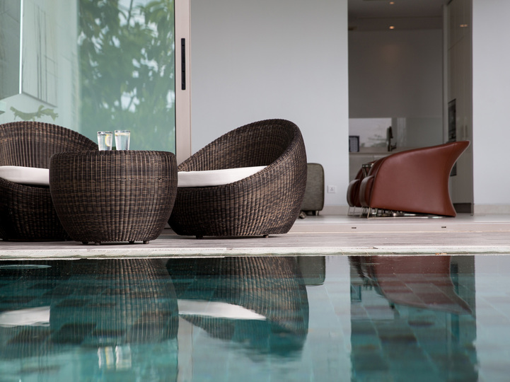 Malaiwana Patio Duplex - Outdoor dining by the pool