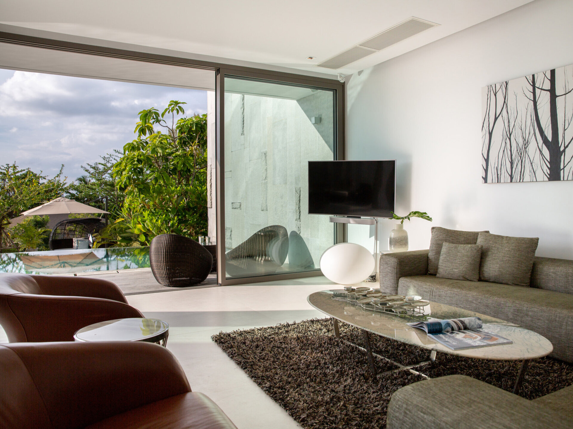 Malaiwana Patio Duplex - Comfortable living area by the pool