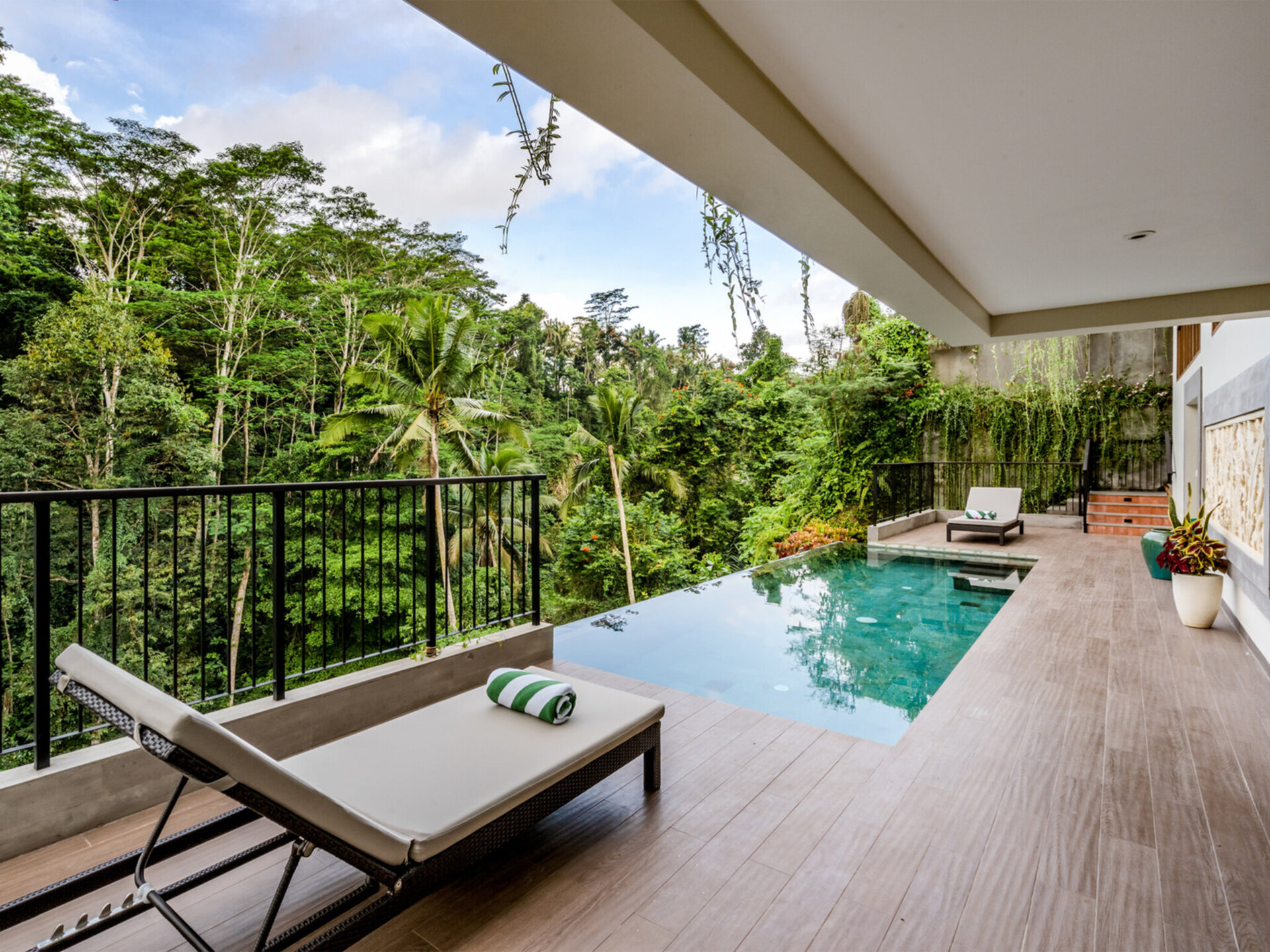 Pala Ubud - Villa Batur - Gorgeous view of nature from the cantilever pool deck