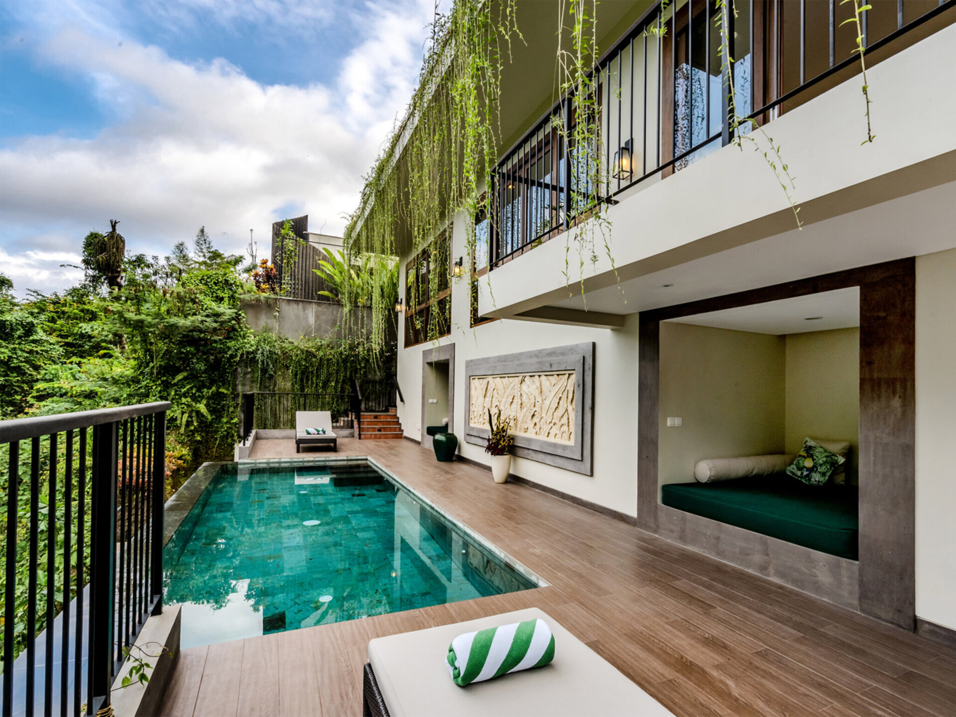 Pala Ubud - Villa Batur - Relaxing recessed lounge bed by the pool deck