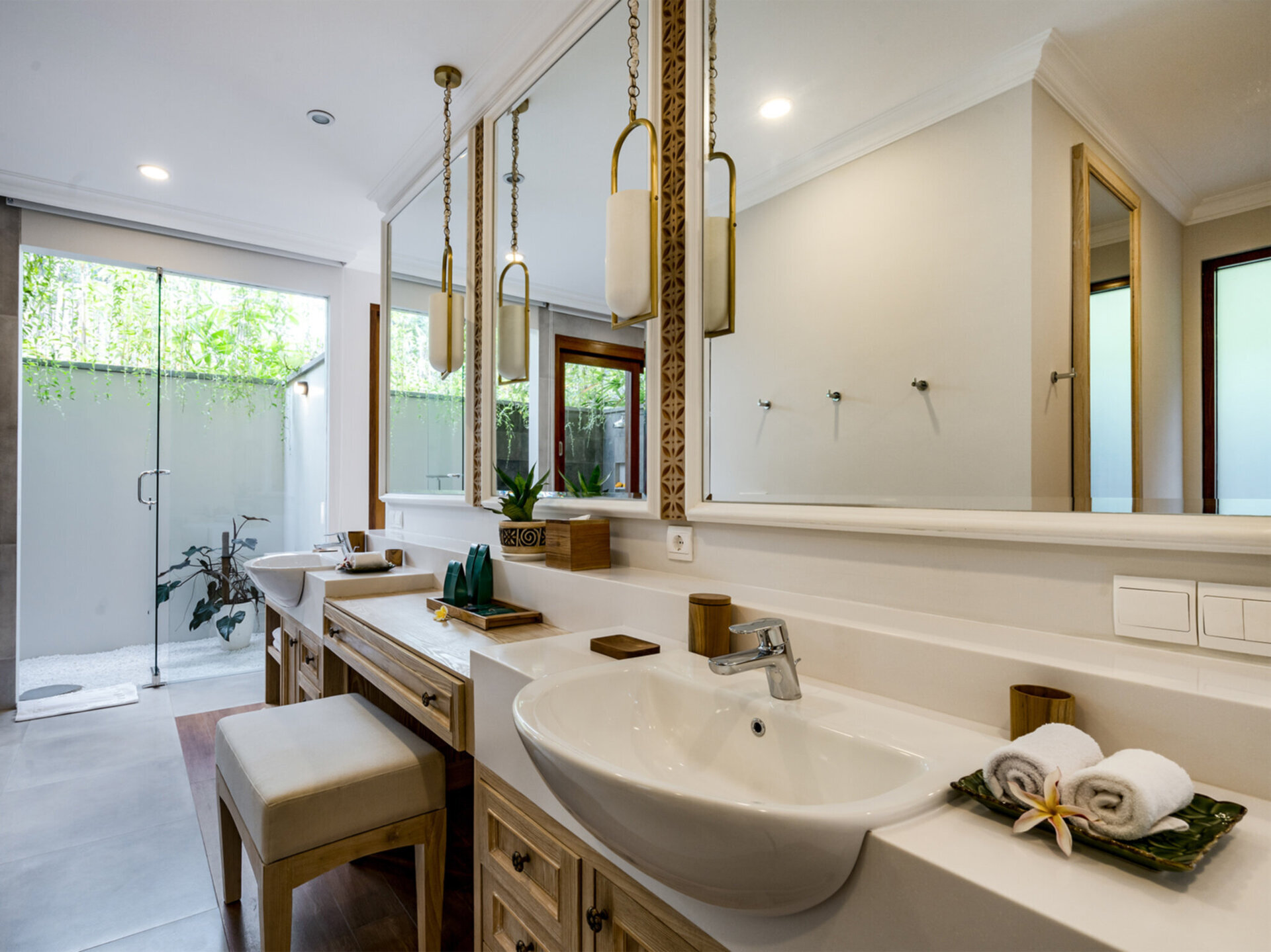 Pala Ubud - Villa Batur - Beautiful en suite bathroom with bathtub and outdoor shower