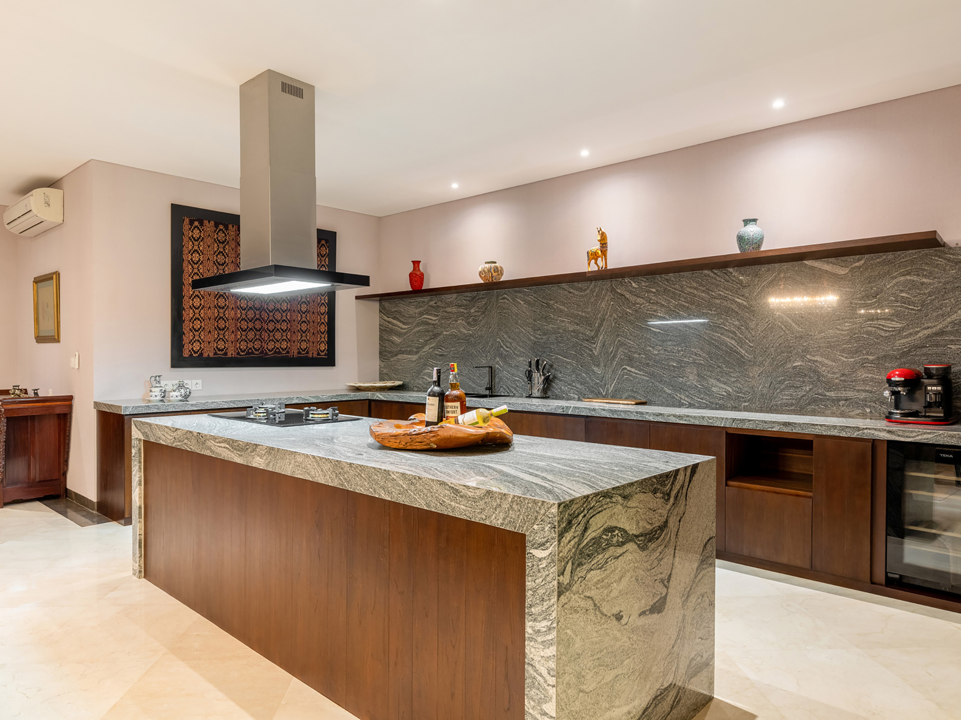 Tirtha Bayu Villa I - Modern kitchen