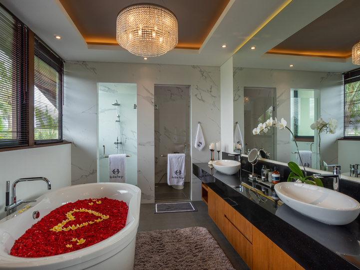Tirtha Bayu Villa II - Ensuite bathroom