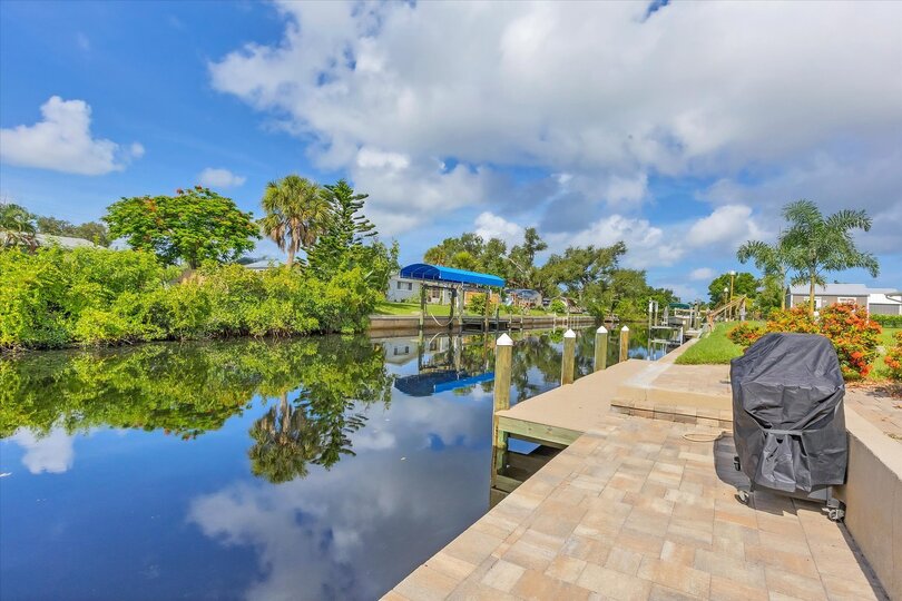 Boat dock size: 30' x 4'